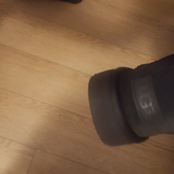 Women's "Mini boot" UGGS BNIB black HARD to find. Ordered from BROWNS at Yoekdal - Picture 4 of 5